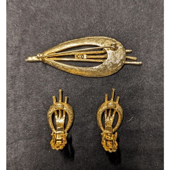 Vintage Unsigned Brushed & Textured Gold Tone Leaf Fan Pin Clip-on Earrings Set - Picture 5 of 5